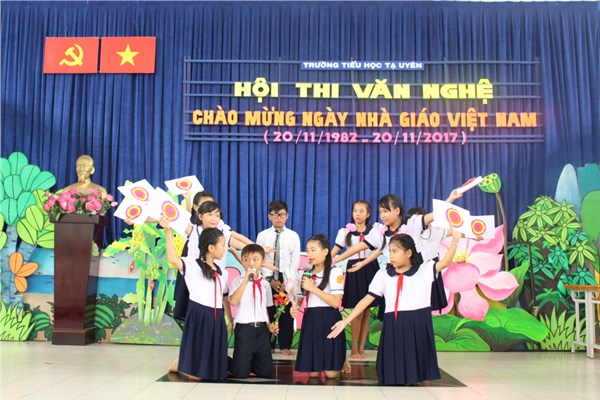 HỌC SINH THI VĂN NGHỆ 20-11